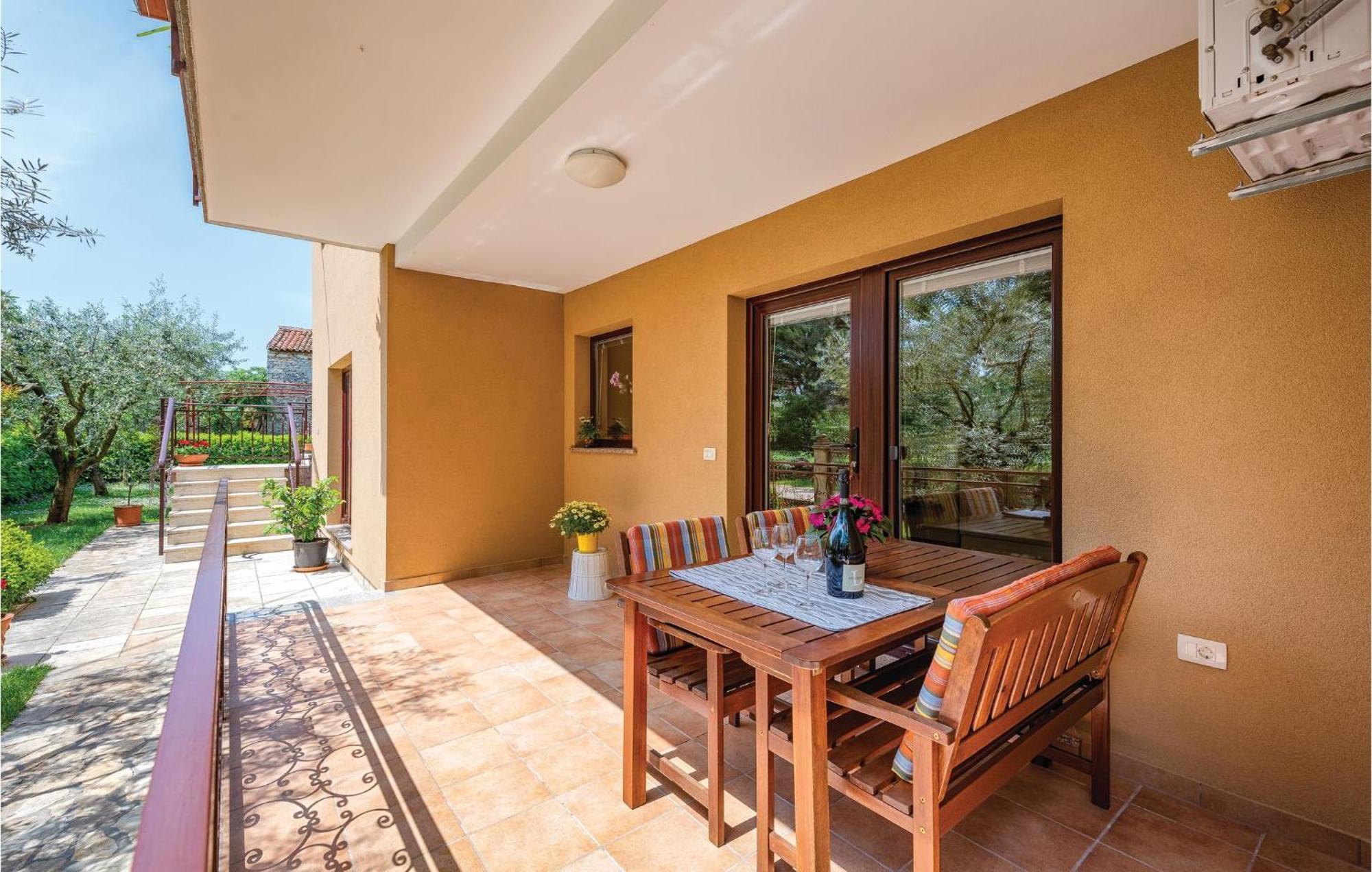Stunning Apartment In Umag With Wifi Екстер'єр фото