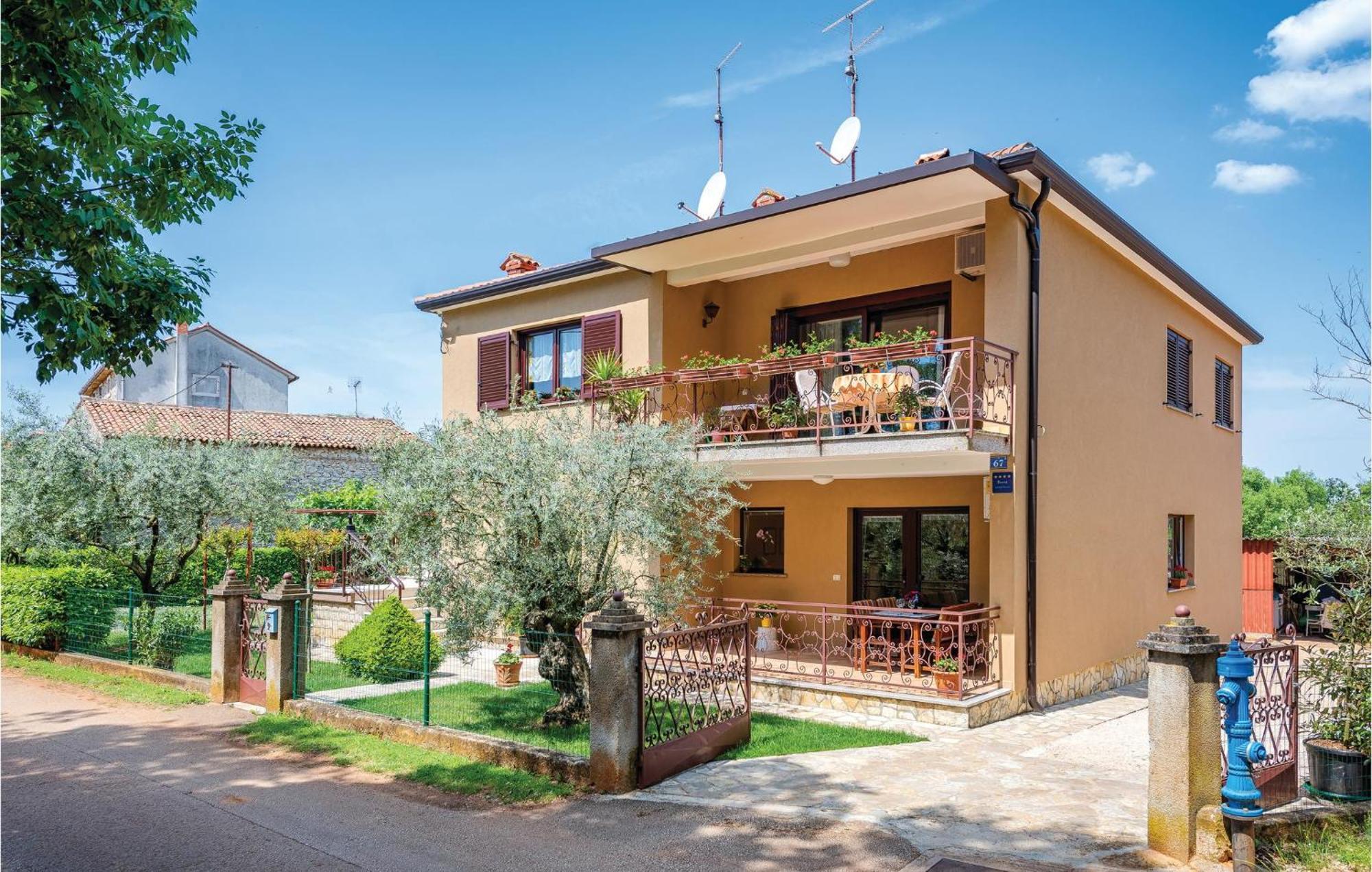 Stunning Apartment In Umag With Wifi Екстер'єр фото