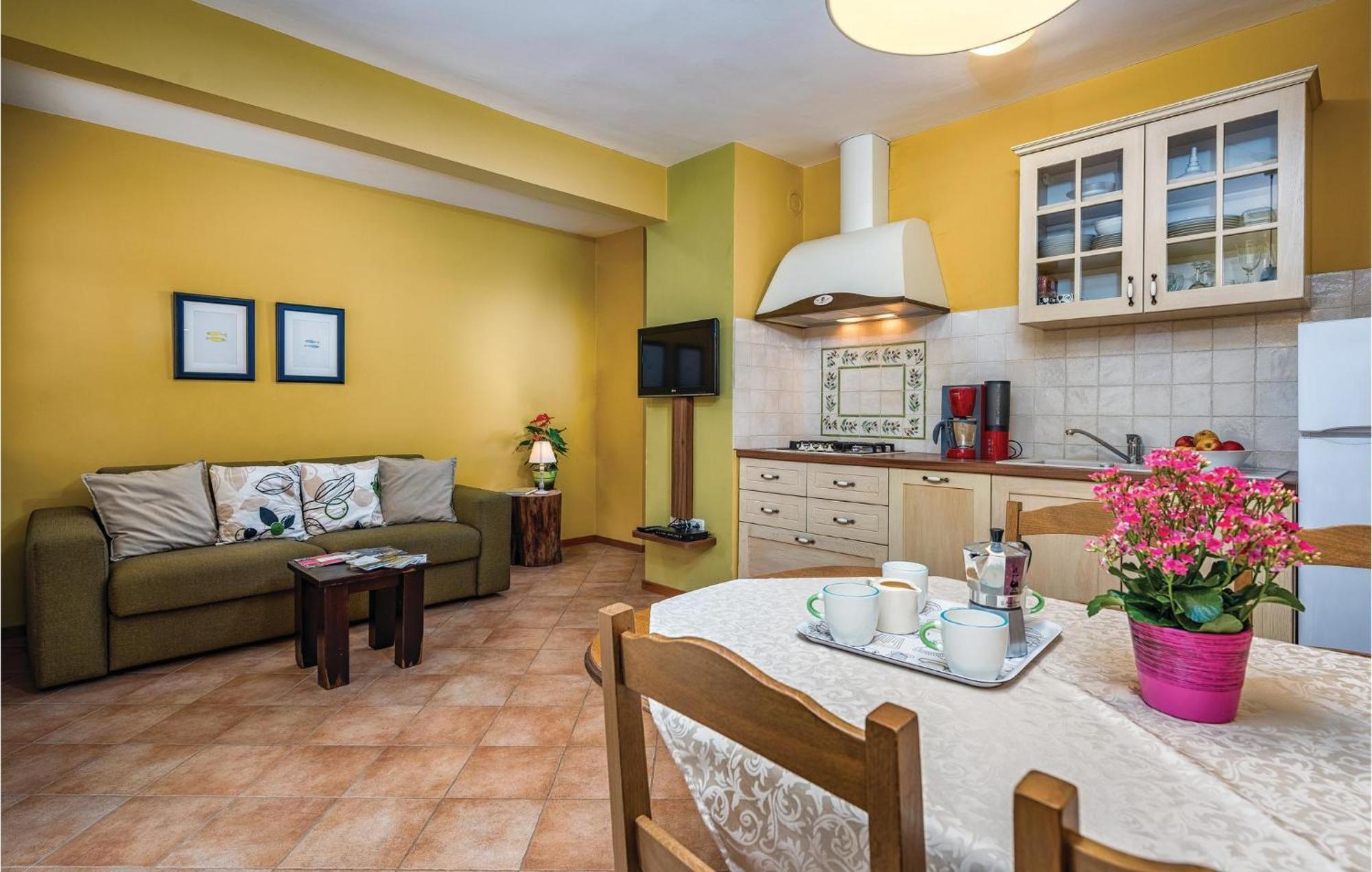 Stunning Apartment In Umag With Wifi Екстер'єр фото