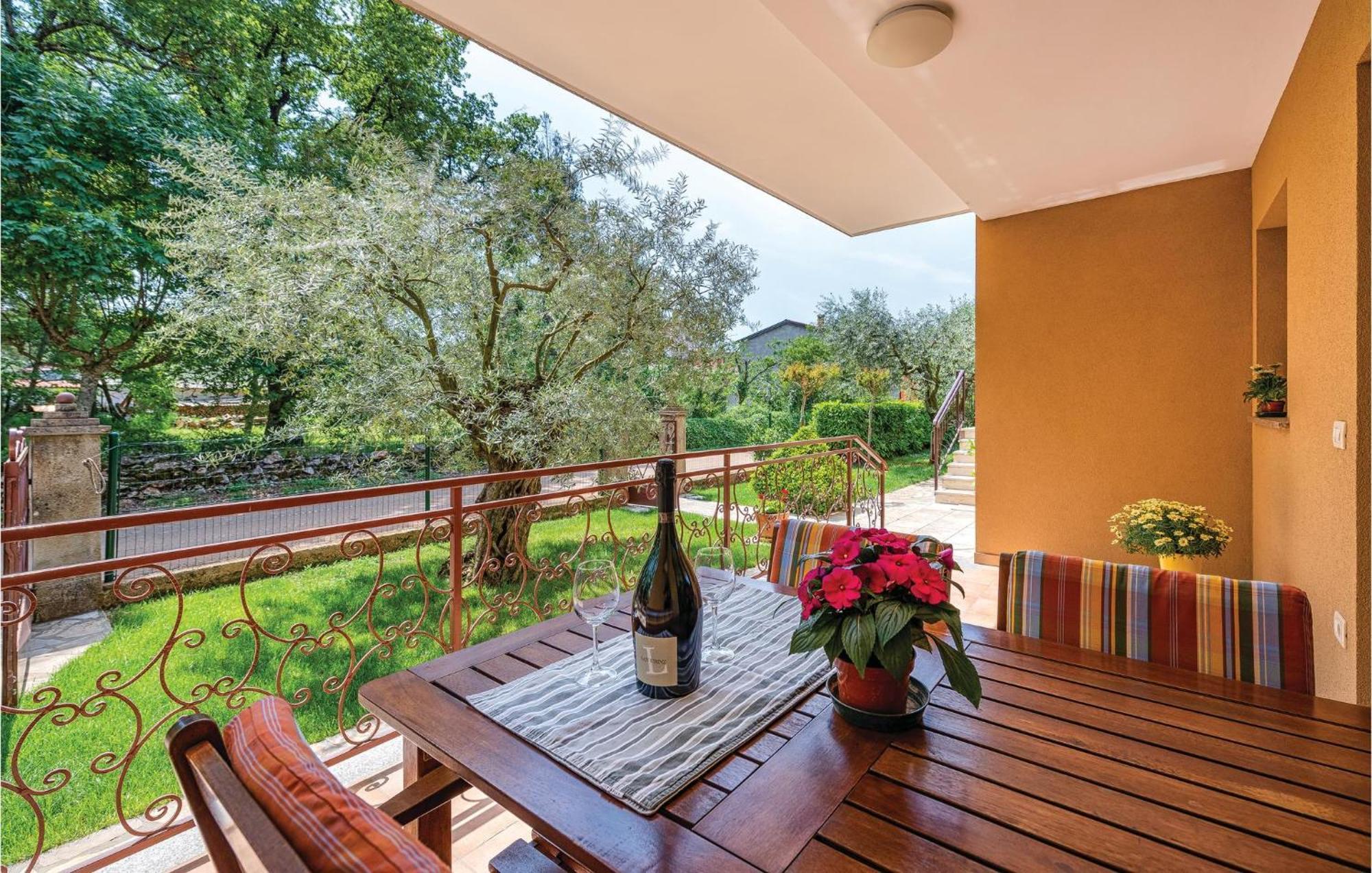 Stunning Apartment In Umag With Wifi Екстер'єр фото